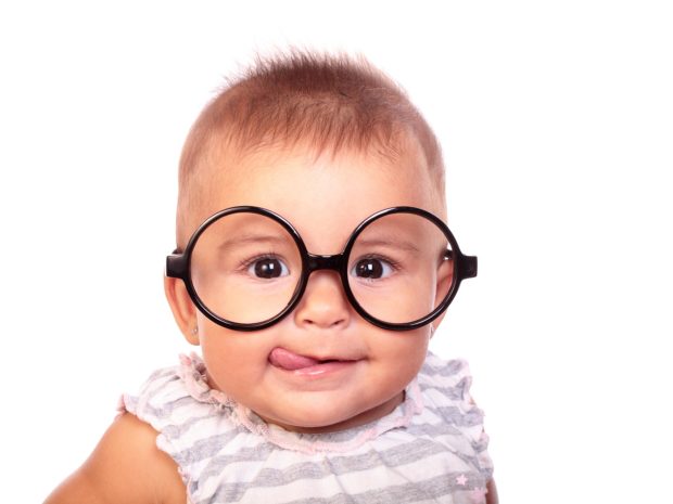 Bambino piccolo con occhiali da vista