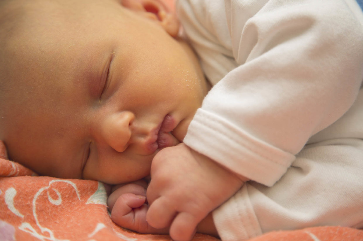 Neonato affetto da ittero che dorme tranquillo