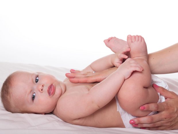mamma tocca il torace del bambino disteso sul letto