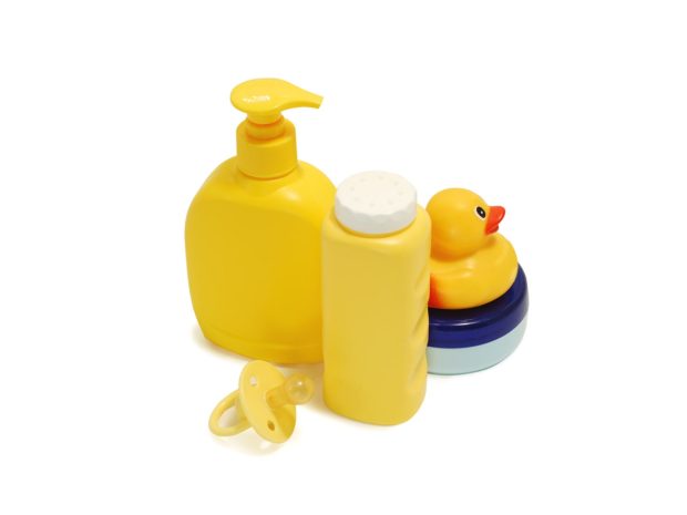 contenitore del sapone intimo, ciuccio, papera di gomma, e contenitore del borotalco di colore giallo