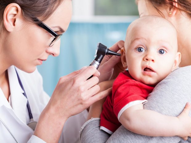 bambino viene visitato dall'otorino
