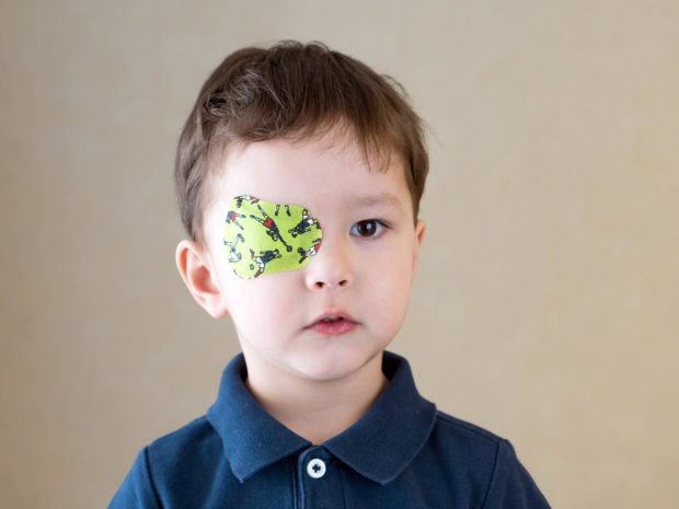 bambino con benda nell'occhio