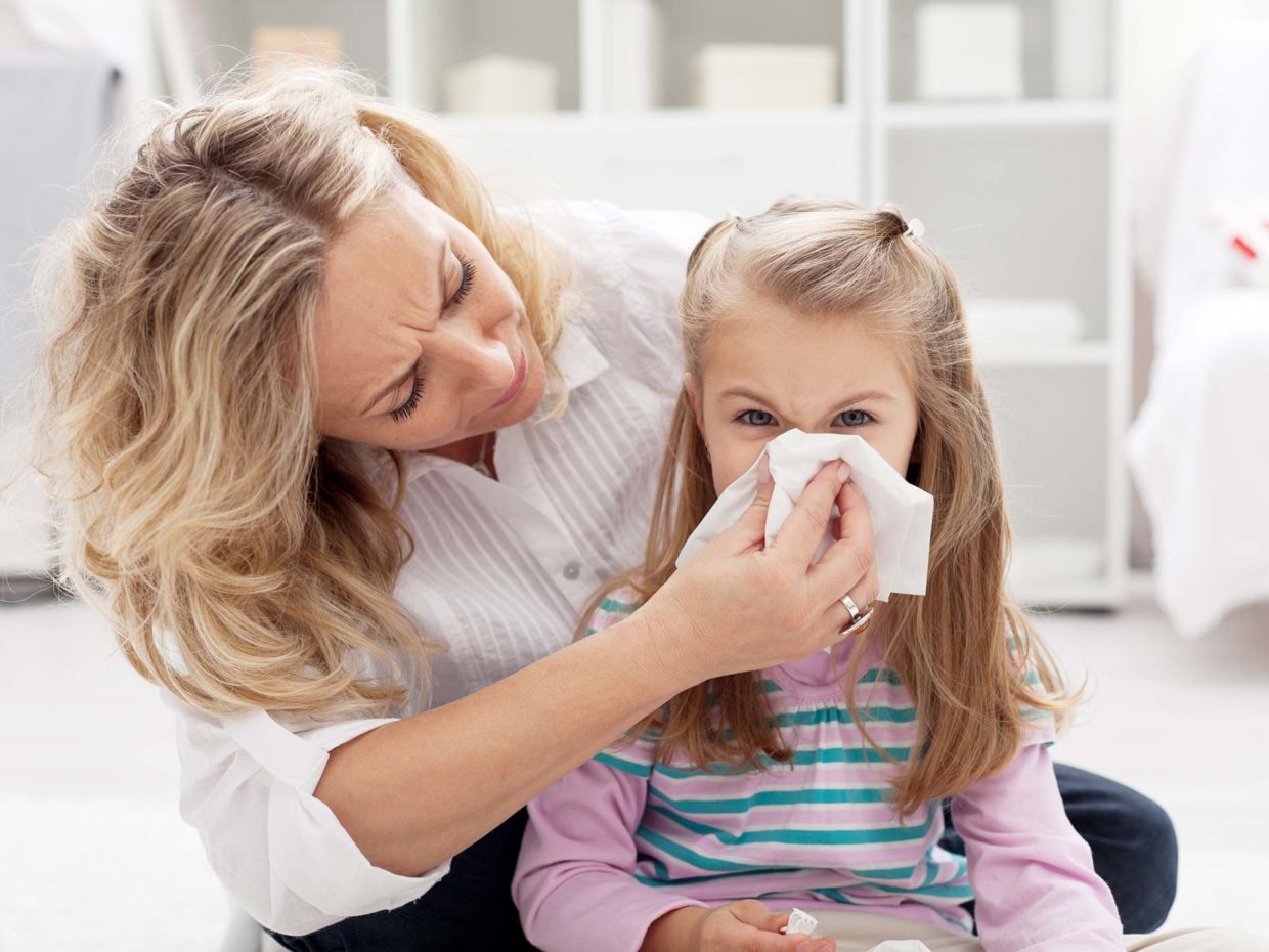 mamma fa soffiare il naso a sua figlia