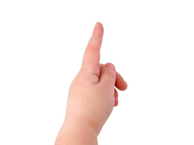 mano di bambino con indice alzato