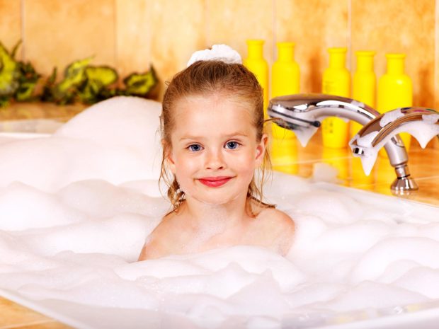 bambina nella vasca piena di schiuma