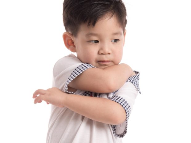 bambino si gratta la schiena