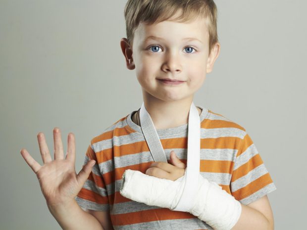 bambino con dita della mano fasciata