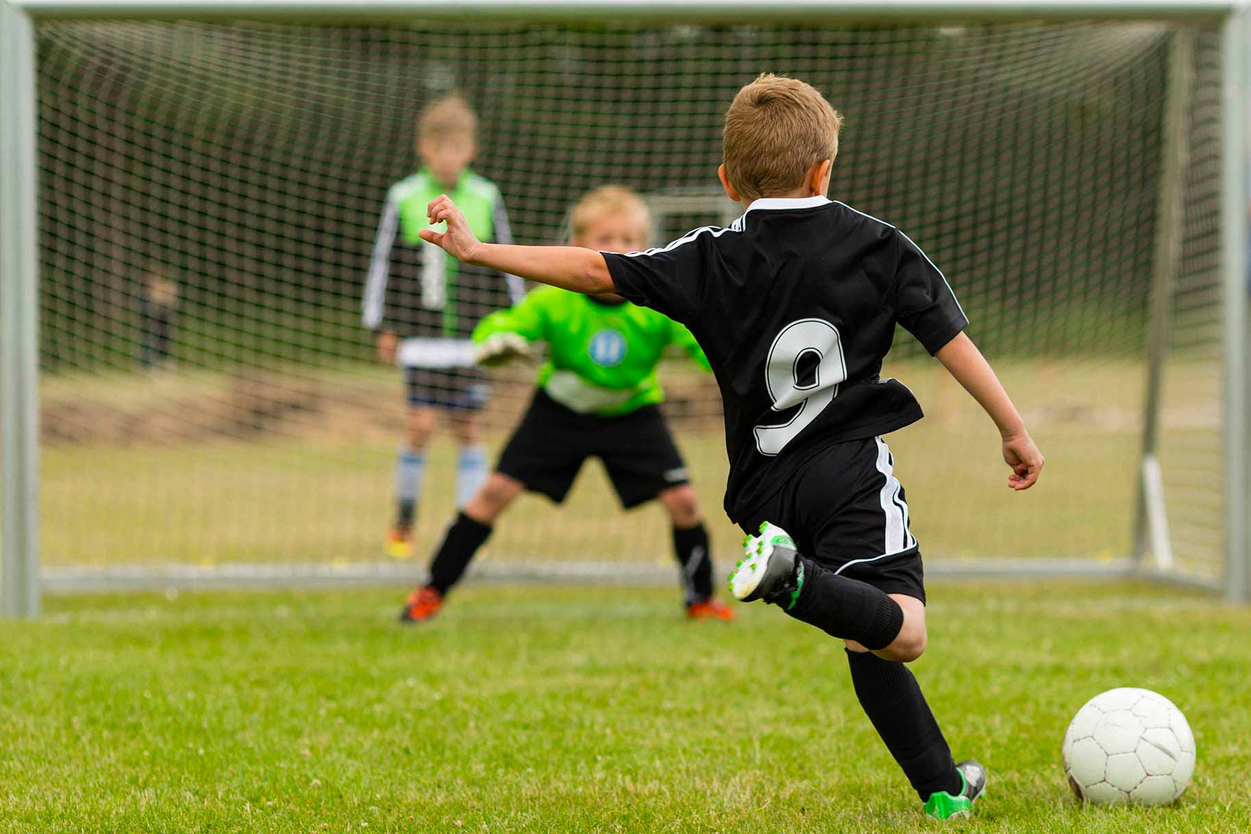 bambini pronto a calciare il pallone