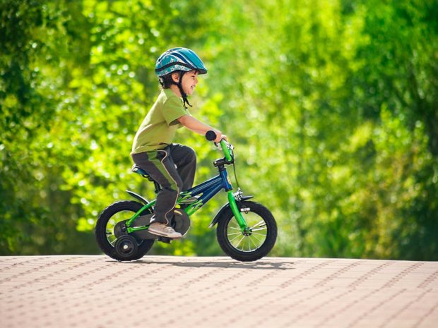bambino con il casco sulla bicicletta