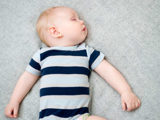 bambino dorme in posizione supina