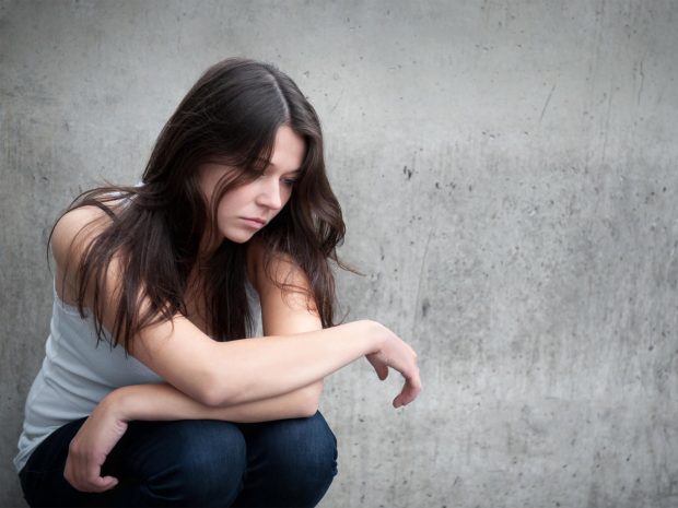 ragazza adolescente triste