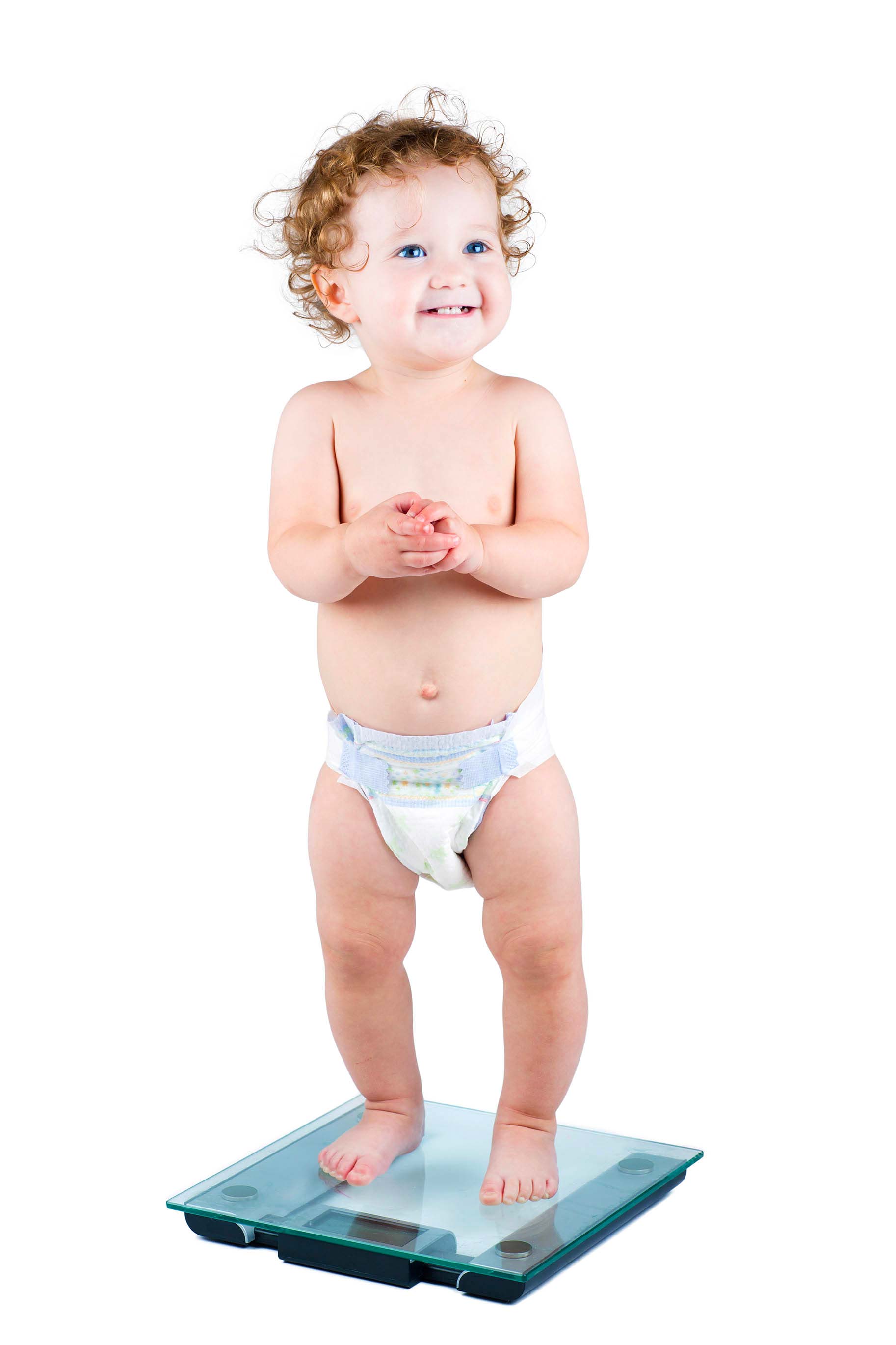 bambino con il pannolino sopra la bilancia