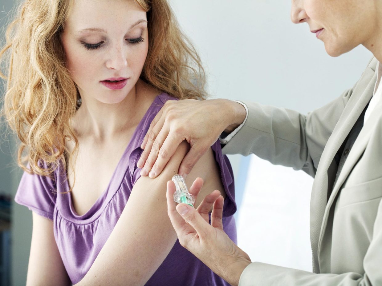 ragazza adolescente viene vaccinata