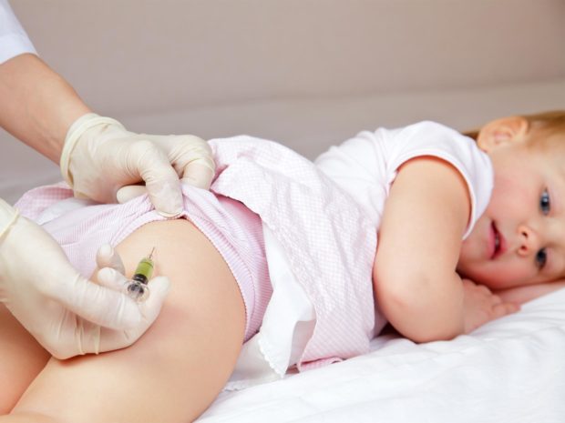vaccinazione di una bambina sul fondoschiena