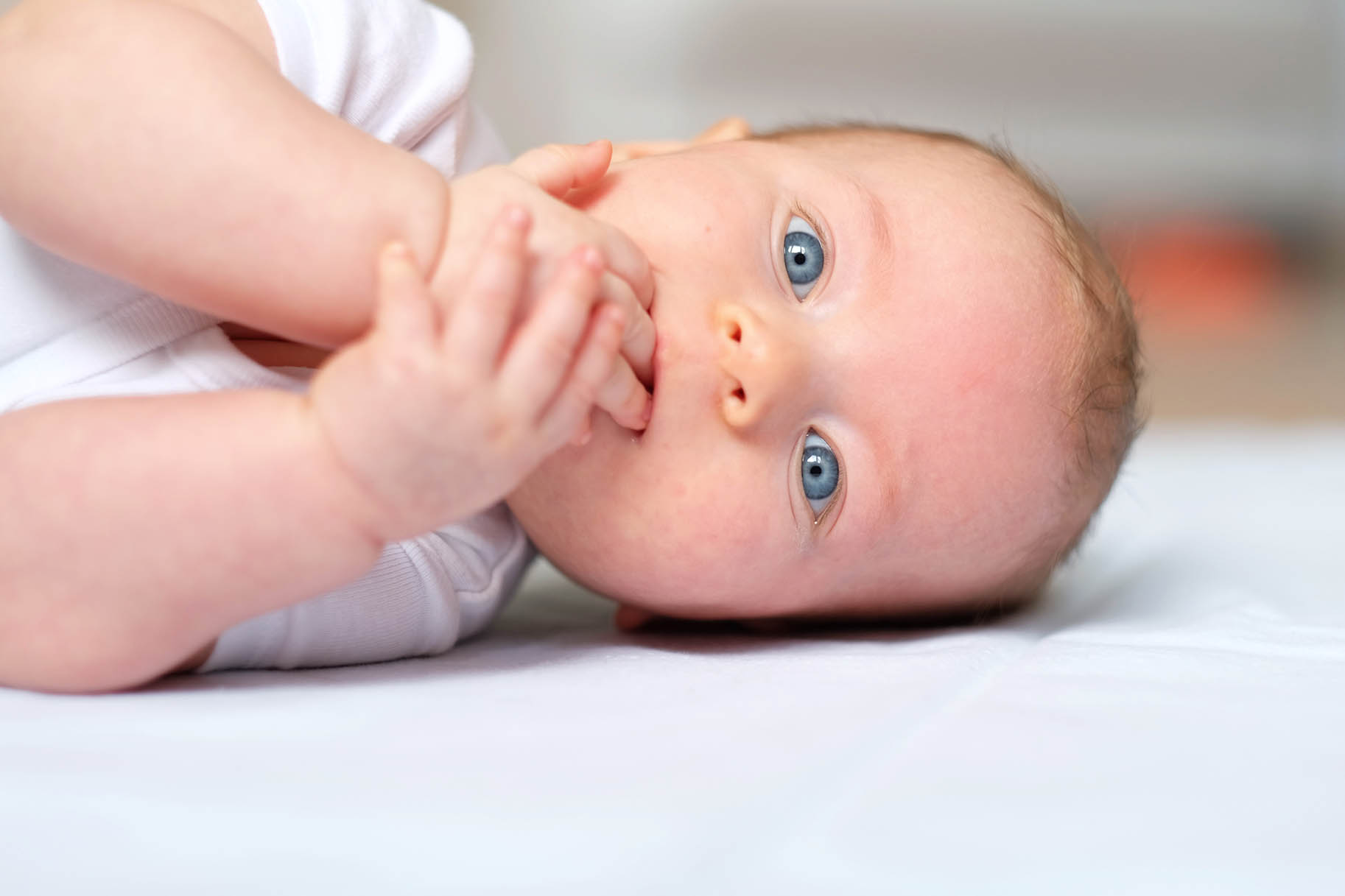 bambino si succhia le dita della mano