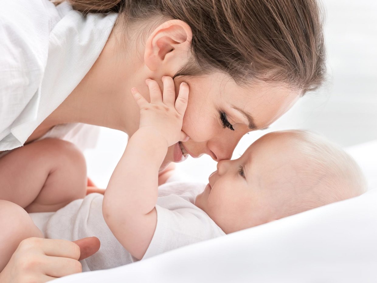 mamma e figlio si guardano negli occhi molto da vicino