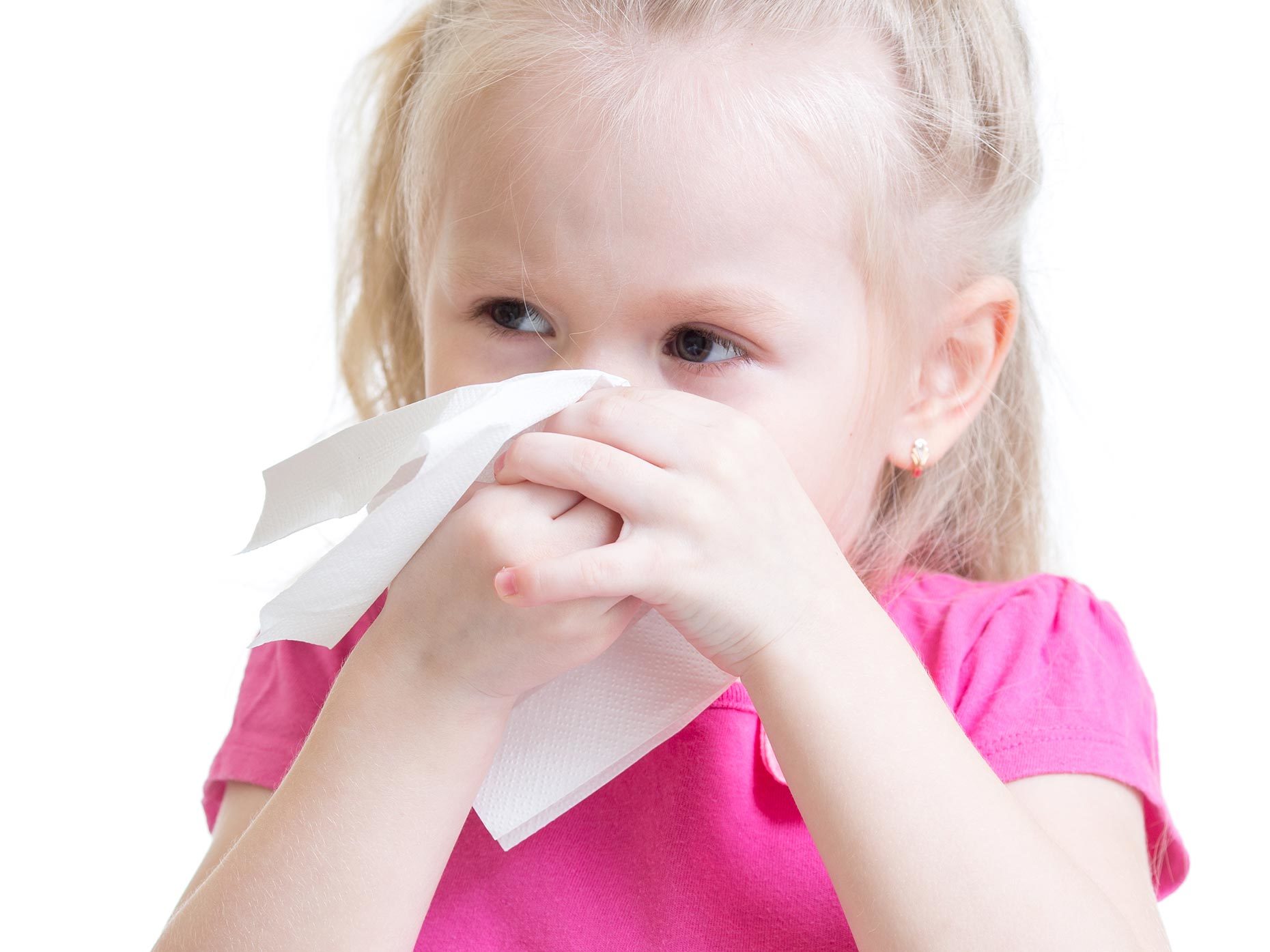 bambina bionda si soffia il naso