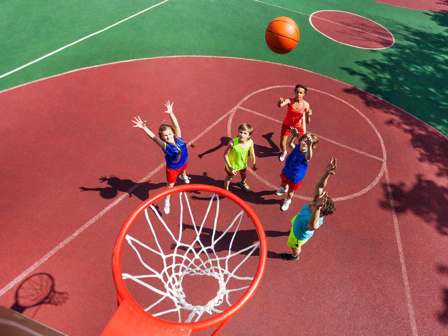 gruppo di ragazzi giocano a basketball all'aperto