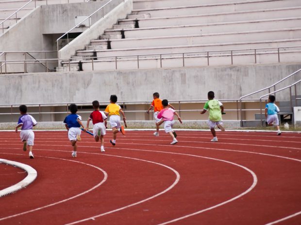 bambini partecipano ad una gara di corsa