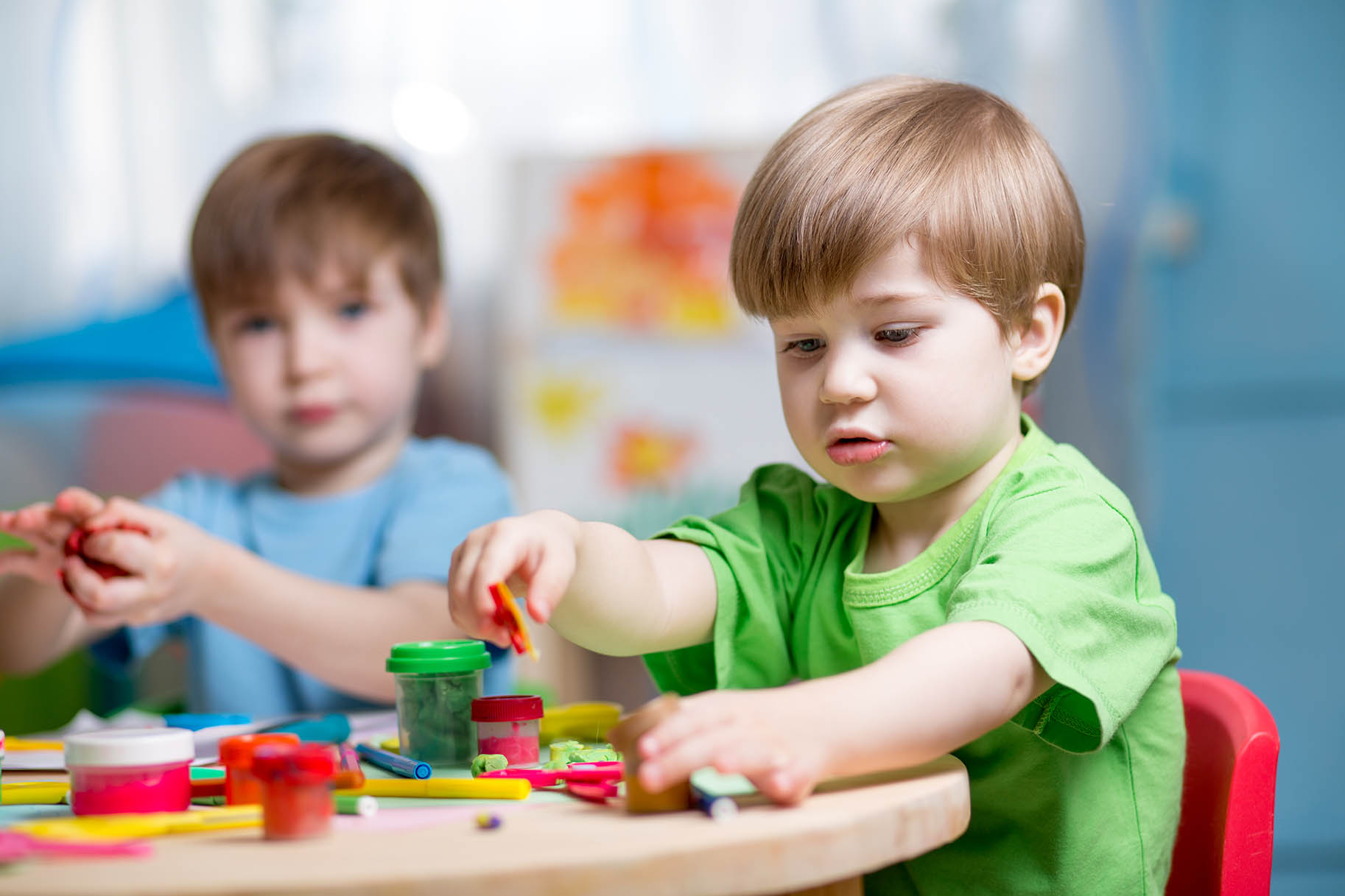 bambini al nido giocano con giocattoli colorati