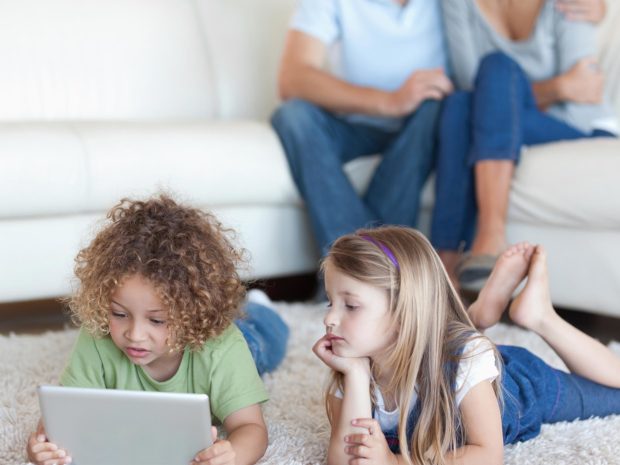 bambini giocano con il tablet