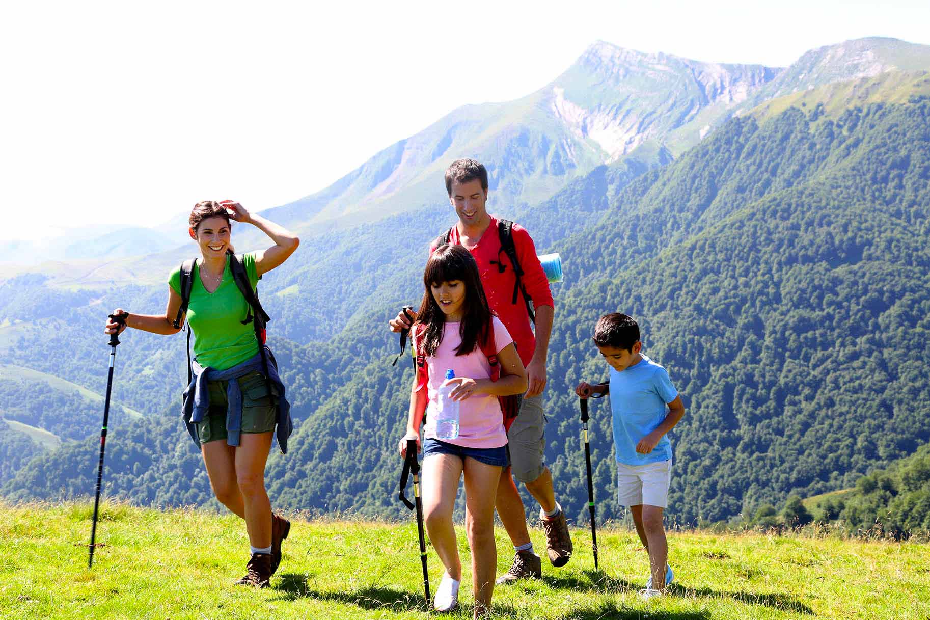 famiglia passeggia in montagna