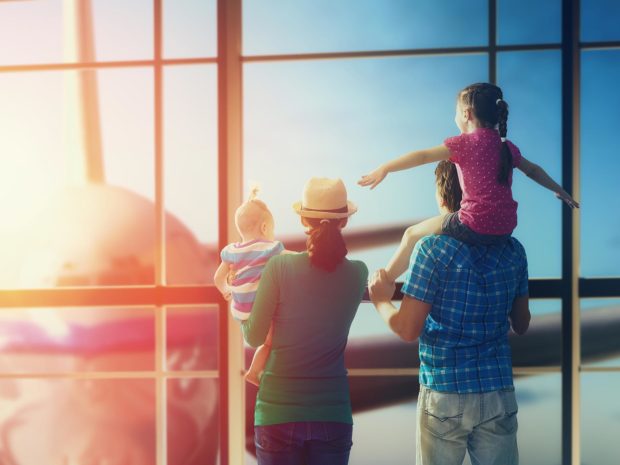 famiglia in attesa all'aeroporto