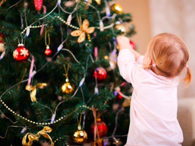 bambina piccola decora albero di natale
