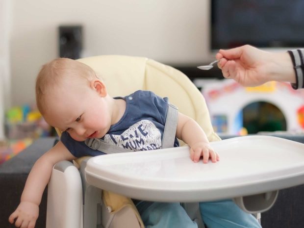bambino nel seggiolone si rifiuta di mangiare