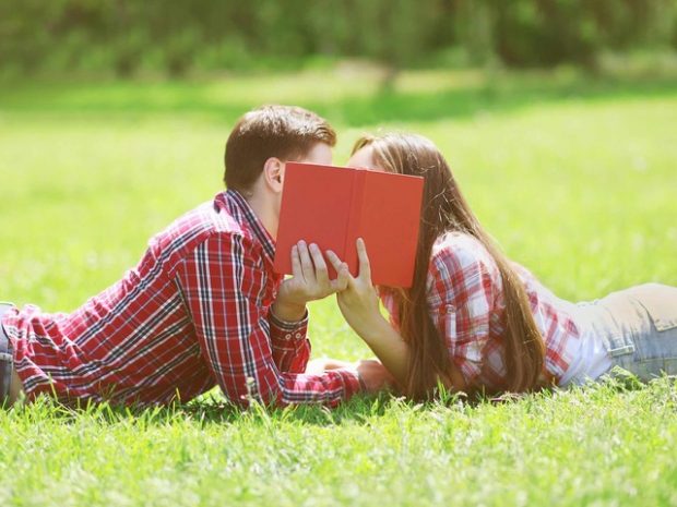 adolescenti che si baciano