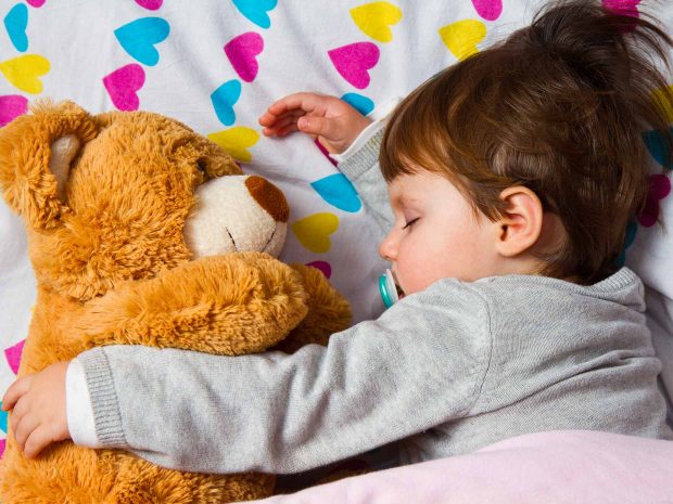 bambino dorme abbracciato al suo peluche