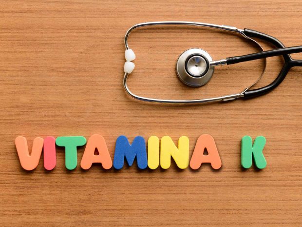 stetoscopio con sotto la scritta "vitamina k"