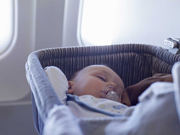 neonato dorme tranquillo in una culla con il ciuccio in bocca