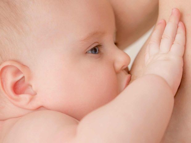 neonato allattato al seno