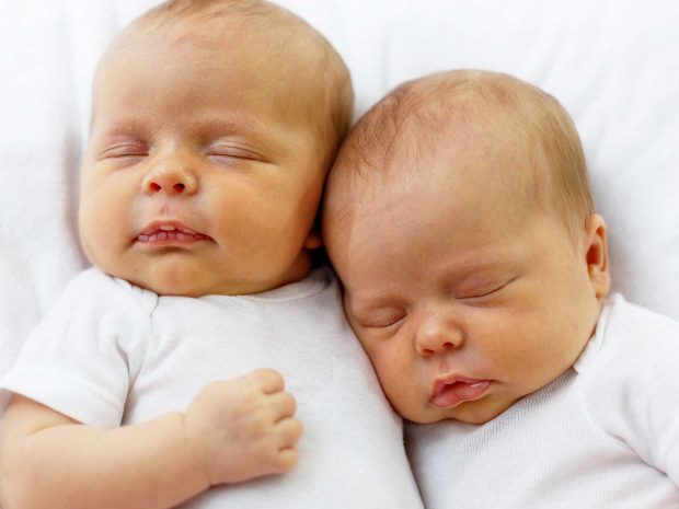 primo piano di due gemelli di pochi giorni
