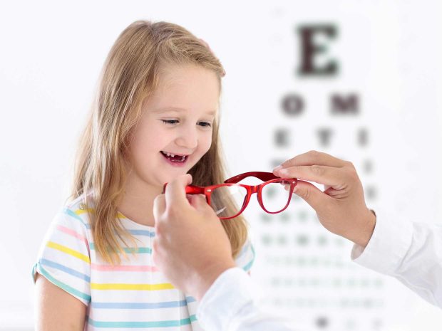 Bambina nello studio oculistico
