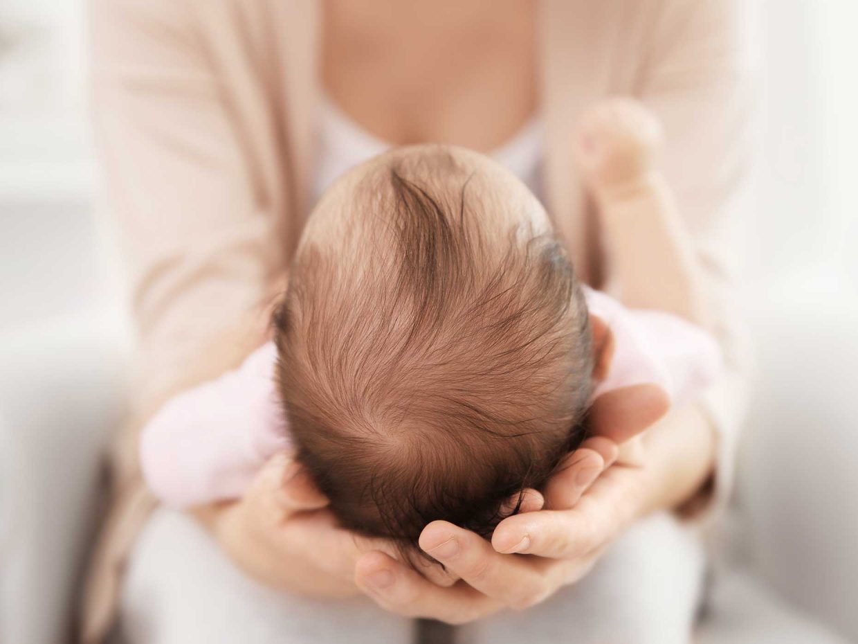 testa di neonato in primo piano