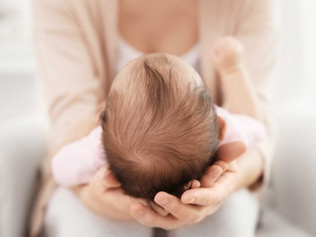testa di neonato in primo piano