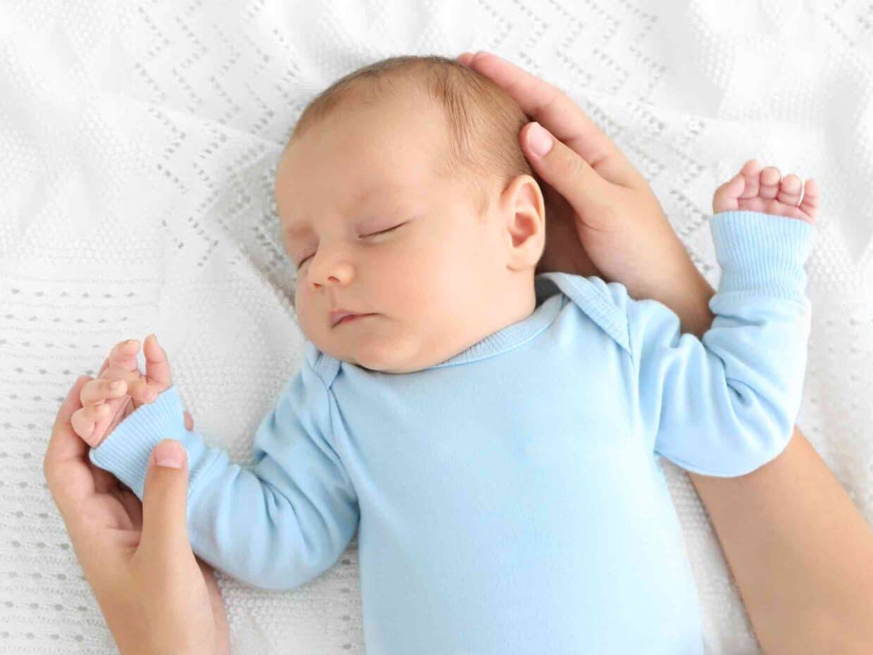 Neonato dorme a pancia in su