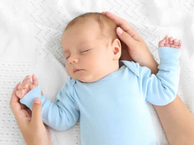 Neonato dorme a pancia in su
