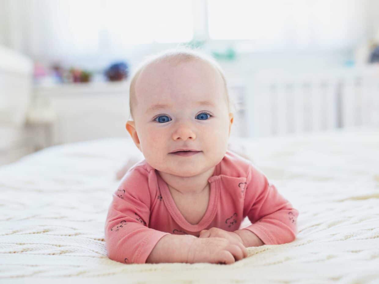 Neonato che inizia a tenere la testa dritta