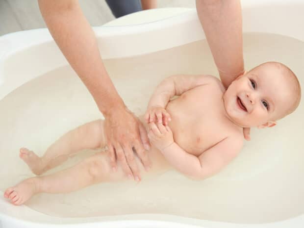 Immagine che mostra come lavare un neonato