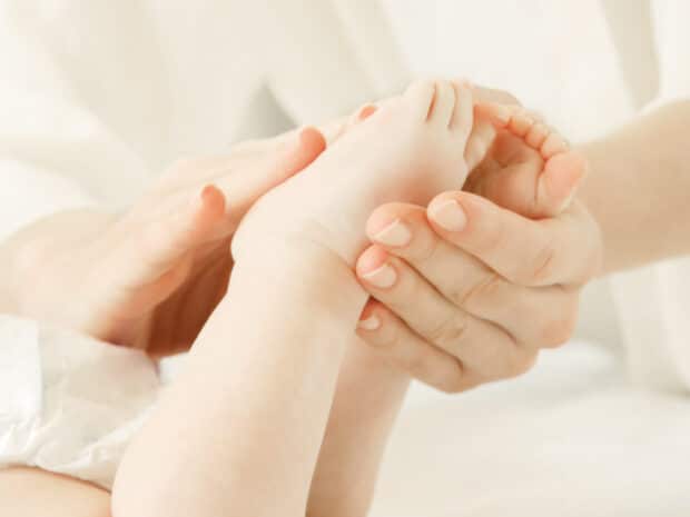 Mamma controlla se il bambino cammina bene