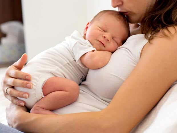 Neonato che dorme solo in braccio