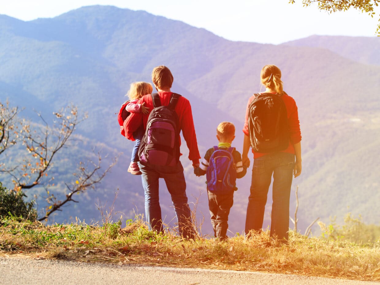 Famiglia in montagna con i bambini