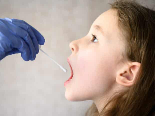 Bambina fa tampone per Streptococco