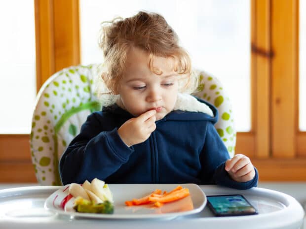 Danni causati dal cellulare sui bambini a tavola