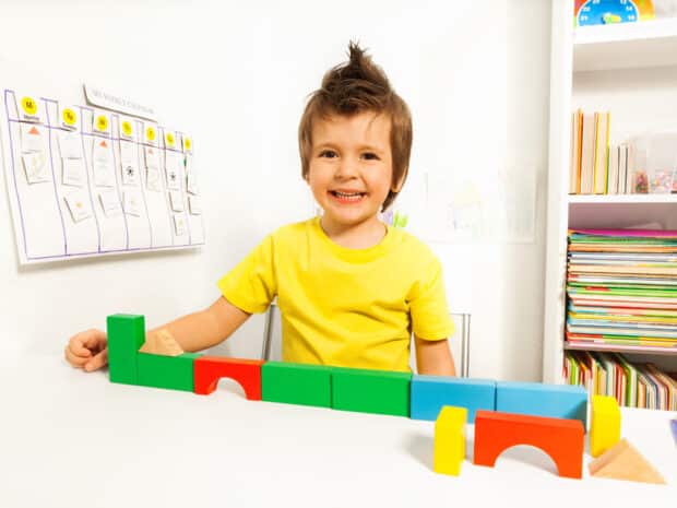 Bambino autistico che ride
