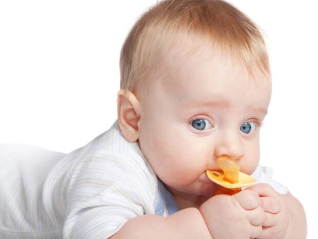 Bambino con ciuccio