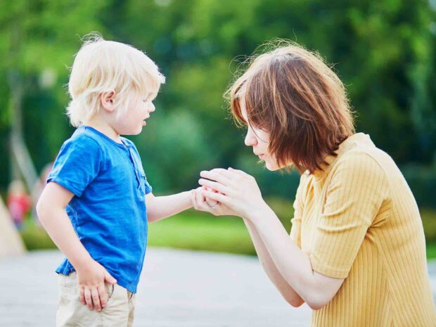 Mamma cura puntura di ape vespa o calabrone del sui bambino